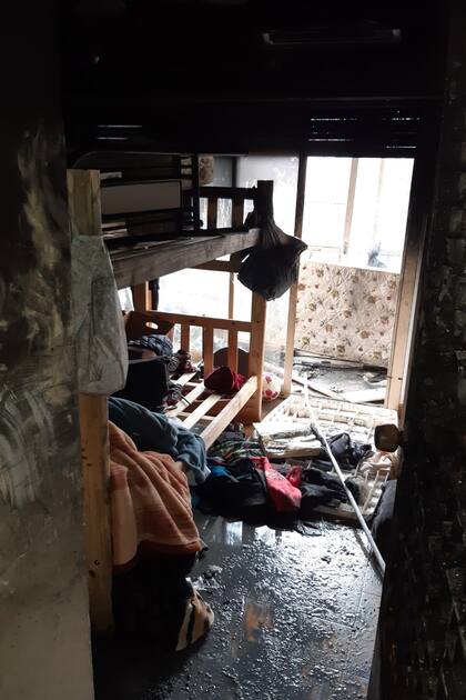 Una de las habitaciones del departamento donde vivían las víctimas
