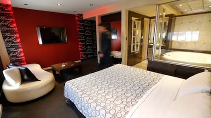 Primero funcionaron dentro de casas humildes; 100 años después, incluyen platos propios de un restaurante y el avance de la tecnología aplicada en casi todos sus servicios