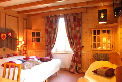 Una de las habitaciones del hotel muestra de forma gráfica su carácter binacional: cada almohada representa la bandera de uno de los dos países que comparte la cama