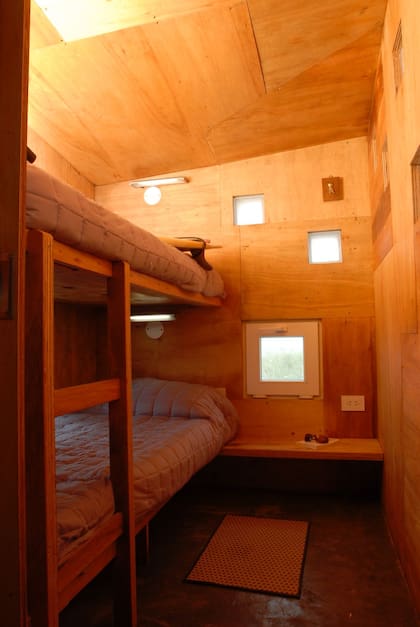 Una de las habitaciones está equipada con camas en cucheta que combina diseño funcional y comodidad