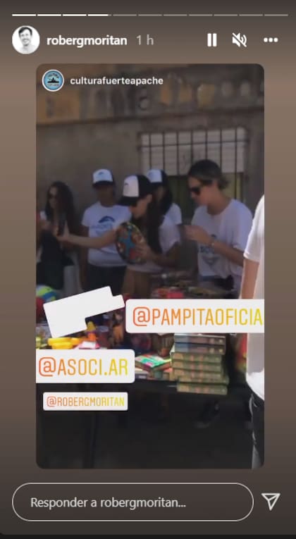 Una de las historias de Instagram compartidas por Roberto García Moritán de la acción solidaria de su ONG Asociar en la que se ve a Pampita repartiendo juguetes