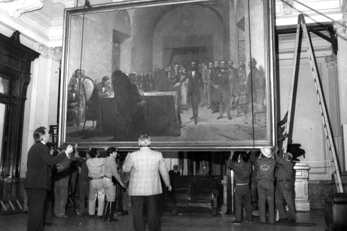 Una de las idas y vueltas de la obra., En este caso, el cuadro es repuesto en el Salón de los Pasos Perdidos.