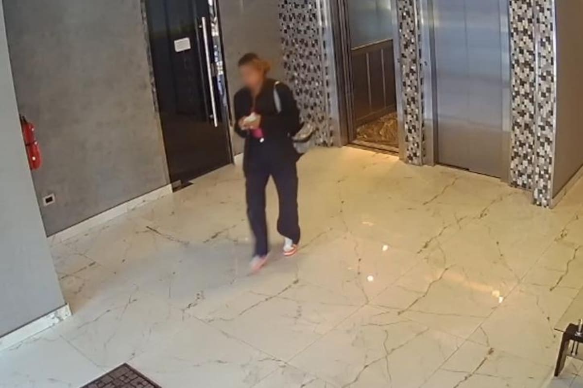 Una de las imágenes de cámaras de seguridad que registraron la salida de la sospechosa del edificio donde ocurrió el robo en Villa del Parque