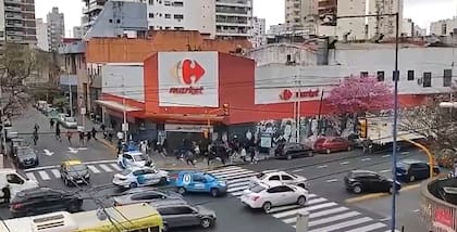 Una de las imágenes del combate del martes pasado en las calles de Avellaneda, cuando las dos facciones coincidieron en la sede del club con la misma intención: empadronarse para regresar a la tribuna tras el anuncio del regreso de los hinchas a las canchas.