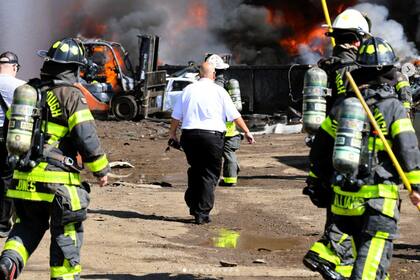 Una de las imágenes del incendio en el depósito de autos en Tampa