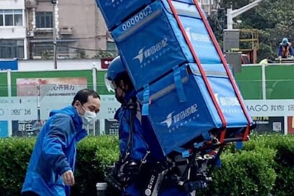 Una de las imágenes difundidas en la red social Weibo muestra a un repartidor equipado con un exoesqueleto que le permite llevar el triple de carga en un recorrido