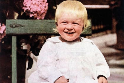 Una de las imágenes más antiguas del príncipe Felipe, de 1922, con apenas catorce meses de vida