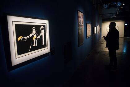 Una de las imágenes más conocidas de Banksy, inspirada en la película "Pulp Fiction"