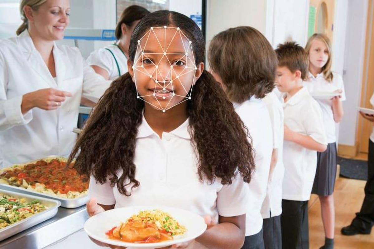 Una de las imágenes promocionales del sistema implementado en Escocia para agilizar el paso de los estudiantes por el comedor del colegio