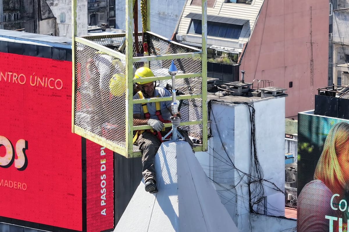 Una de las imágenes que permiten retratar el cambio del pararrayos del Obelisco