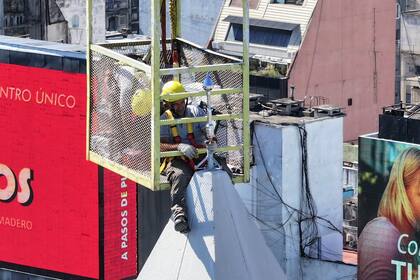 Una de las imágenes que permiten retratar el cambio del pararrayos del Obelisco