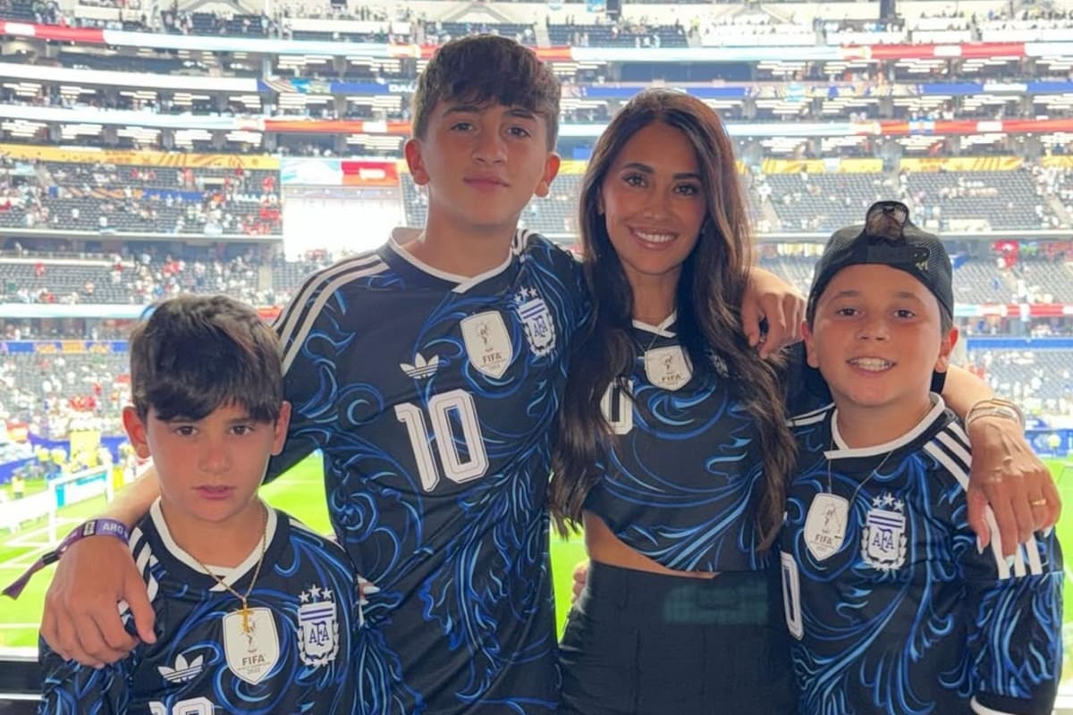 Una de las imágenes que subió Antonela a Instagram, junto a sus hijos en el partido contra Austria