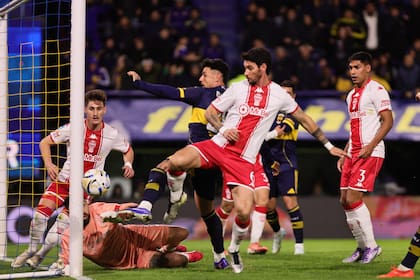 Una de las increíbles salvadas de huracán en el primer tiempo, donde Boca fue superior