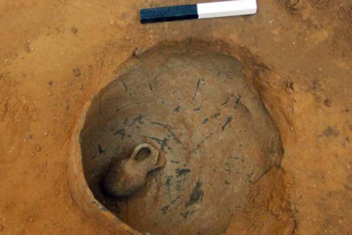 Una de las interpretaciones de los investigadores fue que los antiguos hicieron del recipiente una metáfora del útero, para devolver al bebé a la protección smbólica de la madre