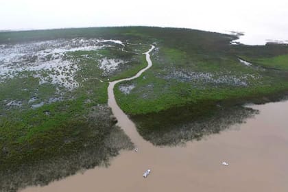 Una de las islas se puede atravesar en lancha por un canal natural