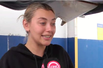 Una de las jóvenes que encontró el millonario maletín