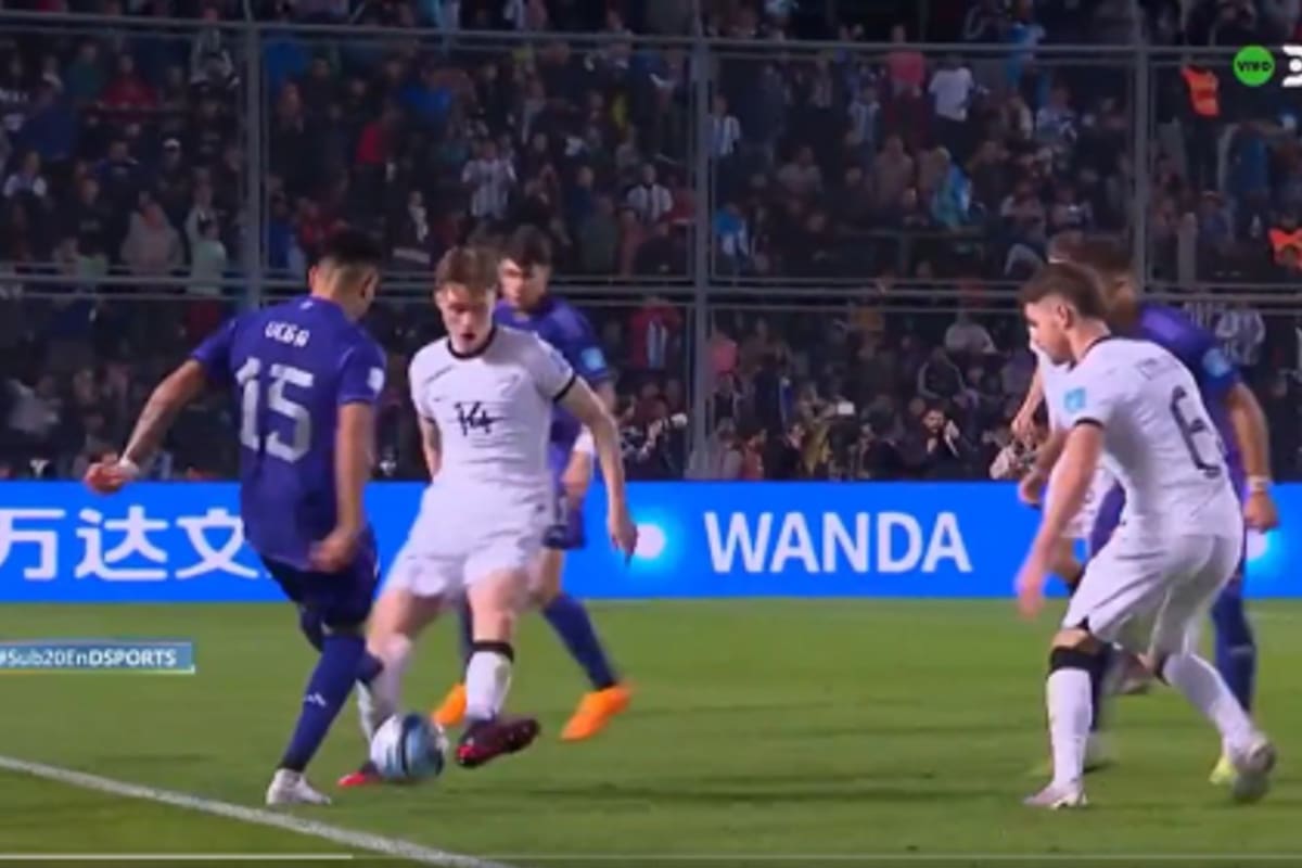 Una de las joyas de Román Vega, que salió de la presión con un túnel a su marcador en el partido del seleccionado argentino ante Nueva Zelanda en el Mundial Sub 20.