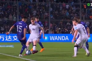 Una de las joyas de Román Vega, que salió de la presión con un túnel a su marcador en el partido del seleccionado argentino ante Nueva Zelanda en el Mundial Sub 20.