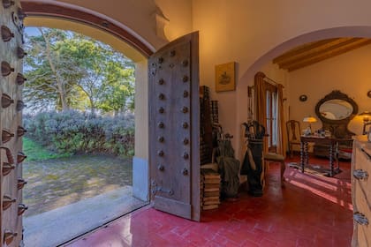 Una de las leyendas de la estancia es que la puerta de acero perteneció a una casa de Juan Manuel de Rosas