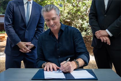 Una de las leyes firmadas por Newsom establece la suspensión de 72 meses en determinados casos de conducción bajo los efectos de sustancias con lesiones y antecedentes específicos