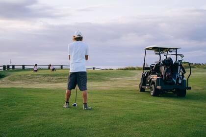 Una de las leyes obliga a los operadores de carritos de golf a tener una licencia vigente, ya sea de aprendíz o convencional