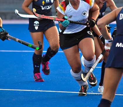 Una de las madres de las jugadoras de hockey acusadas de abuso negó los hechos y dio detalles de cómo fue el “bautismo”.