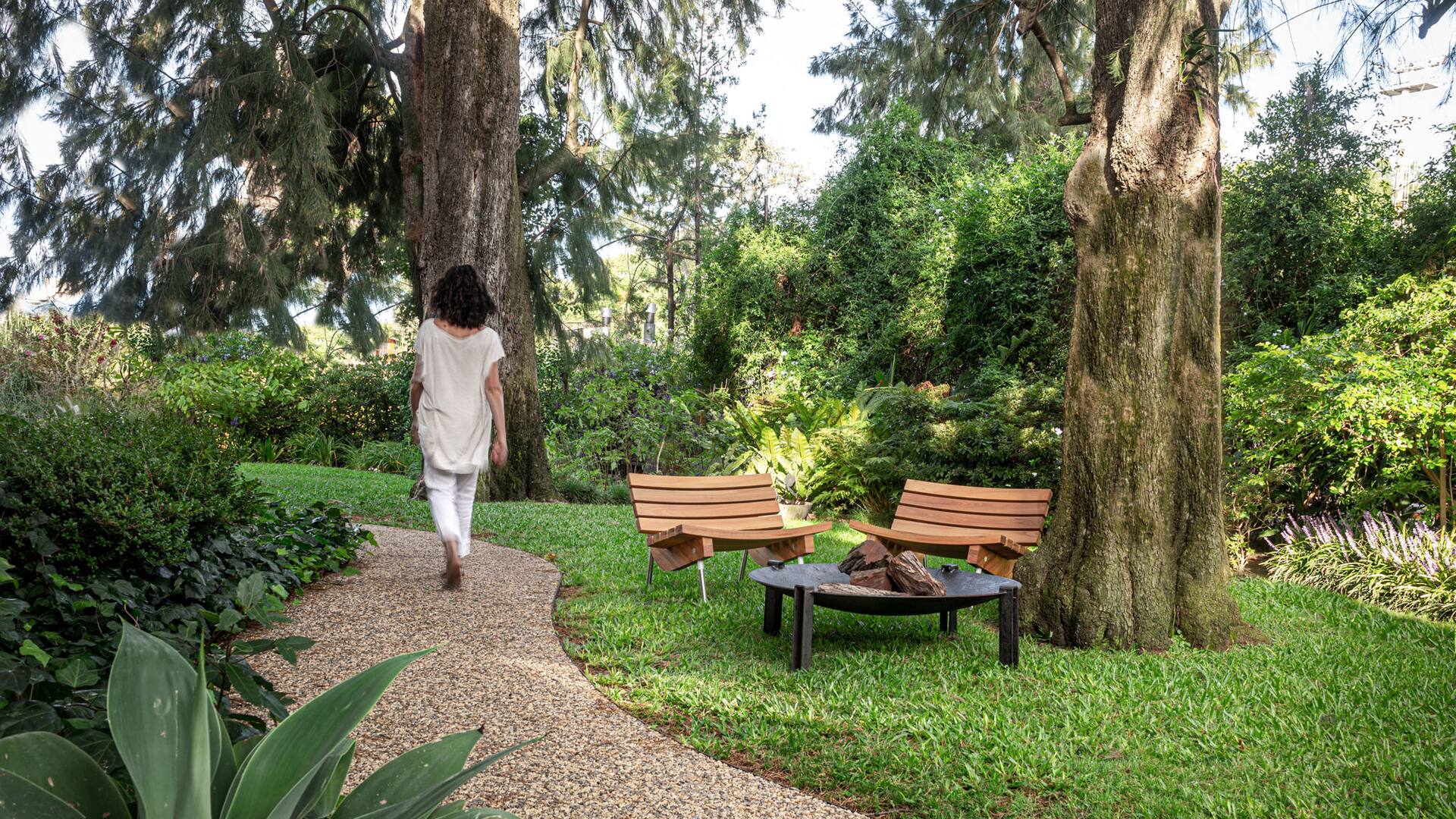 Una de las maneras de disfrutar más del jardín es armar un sector especial para el descanso