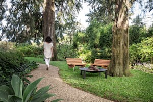 Una de las maneras de disfrutar más del jardín es armar un sector especial para el descanso