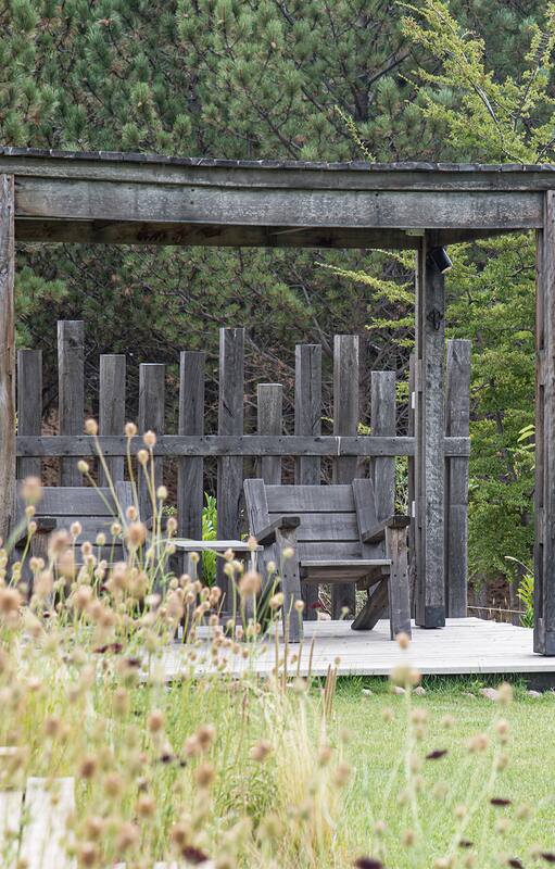 Una de las maneras de disfrutar más del jardín es armar un sector especial para el descanso