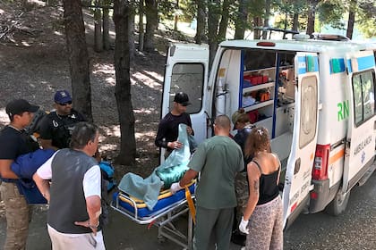 Una de las manifestantes arrastraba una herida de la travesía y fue evacuada en ambulancia por el camino privado de la estancia Lago Escondido