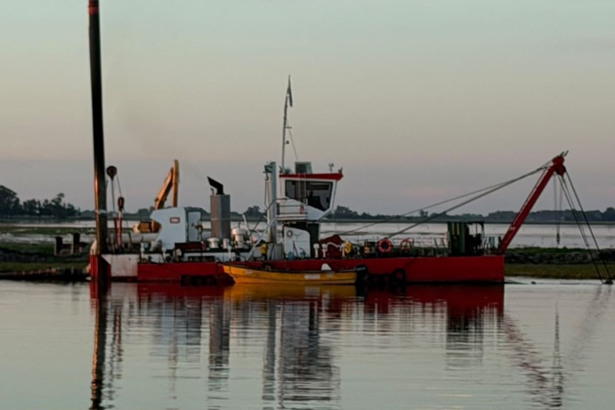 Una de las máquinas que trabajan en la ampliación y profundización del cauce del río Salado