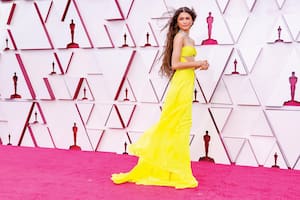 Una de las más celebradas de la
velada. Zendaya impactó con un
traje de noche de chiffon de seda de
Valentino. Llamaron la atención los
dos collares “transformables” de la
colección Alta Joyería Magnífica de
Bvlgari que eligió. De ambos, pende
un broche extraíble con un diamante
amarillo y una borla. La actriz
completó su look con pendientes con
diamantes pera y dos anillos de platino
y diamantes, de la misma firma