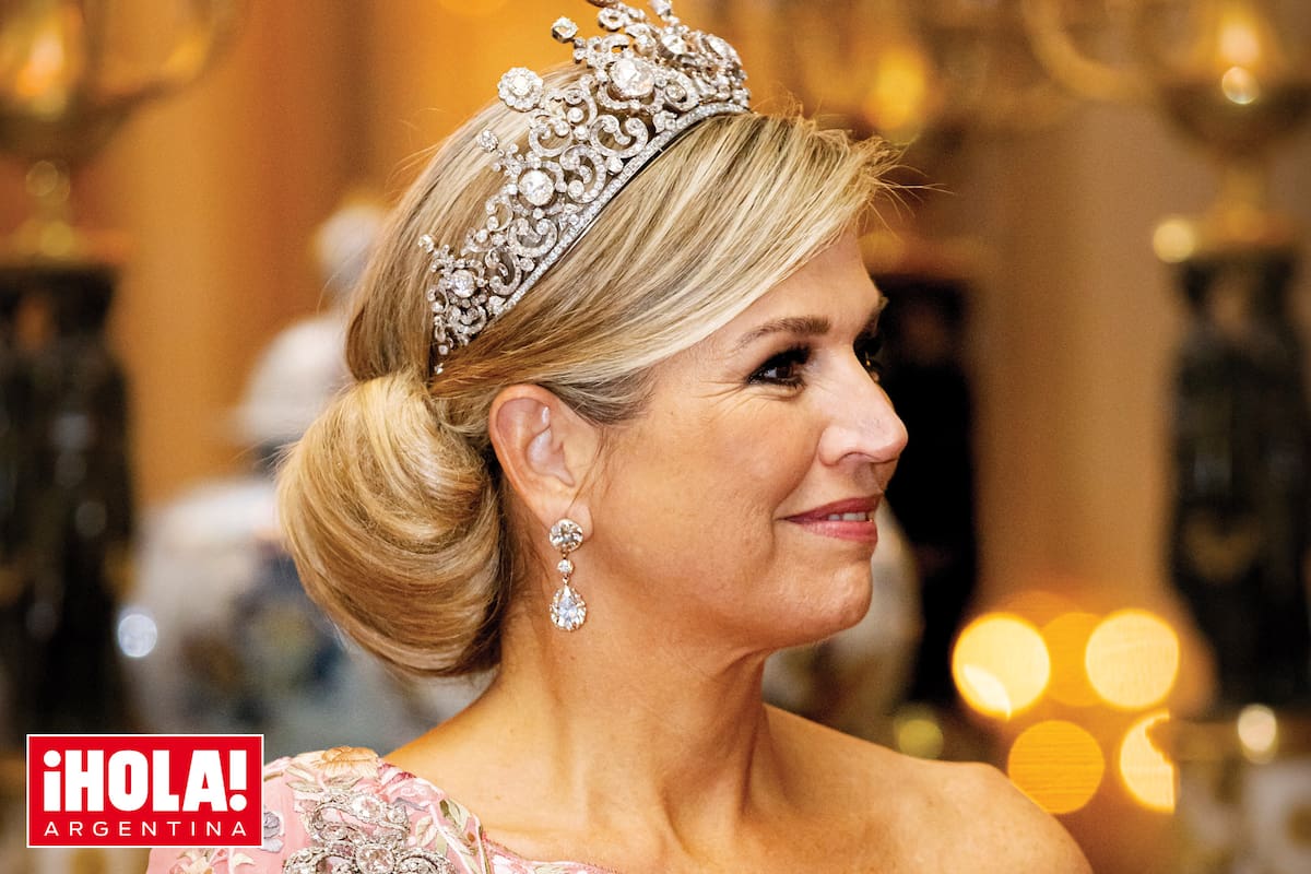 Una de las más espectaculares de su cofre. Máxima lució la tiara Stuart, cuya pieza central es el impresionante diamante Stuart, de 40 quilates. Para la cita en Estocolmo, la tiara –que fue creada por Eduard Schürmann & Co, con 900 diamantes y tiene la particularidad de ser modificable– no contó con el gran diamante
protagonista. Los pendientes son del mismo juego y el broche de gran tamaño que llevó la Reina está formado por un lazo decorado con cinco diamantes rosas del que cuelgan tres perlas en forma de pera.