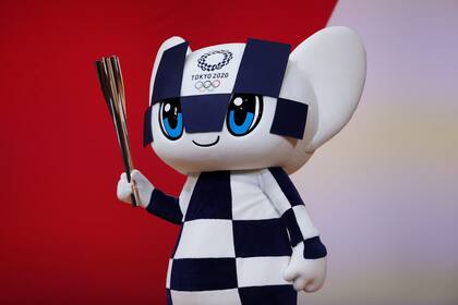 Una de las mascotas de Tokio 2020, con la antorcha olímpica