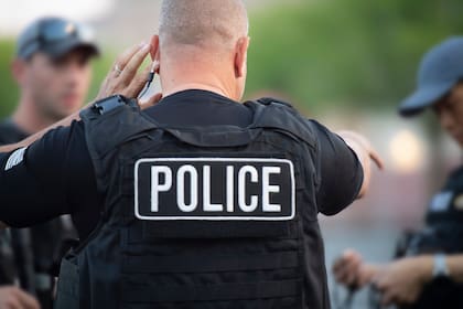 Una de las medidas centrales del DHS es la creación de un seguro de responsabilidad civil subsidiado que protegería financieramente a los agentes locales ante posibles demandas por conducta indebida
