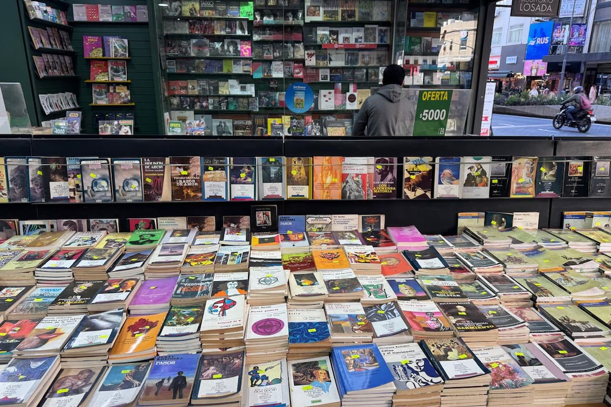 Una de las mesas de ofertas de la Librería Losada