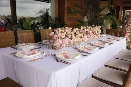Una de las mesas decoradas con rosas y lisianthus. La ambientación estuvo a cargo
de Marisa Tenguerian