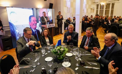 Una de las mesas principales en la cena de Adepa