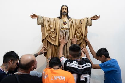 Una de las misas en los barrios populares para pedir por la salud del Papa