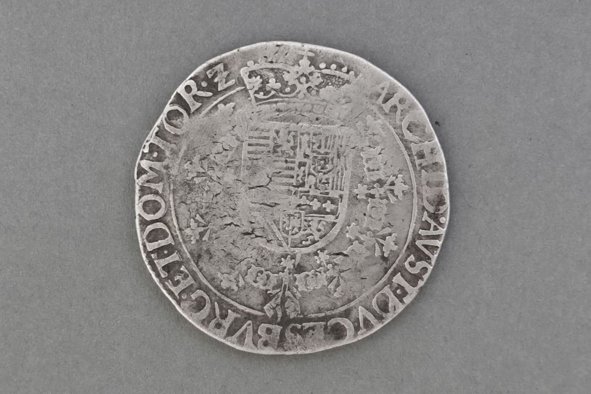 Una de las monedas halladas con el detector de metales de un grupo de exploración en las montañas del centro de Polonia