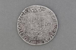 Una de las monedas halladas con el detector de metales de un grupo de exploración en las montañas del centro de Polonia