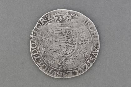 Una de las monedas halladas con el detector de metales de un grupo de exploración en las montañas del centro de Polonia