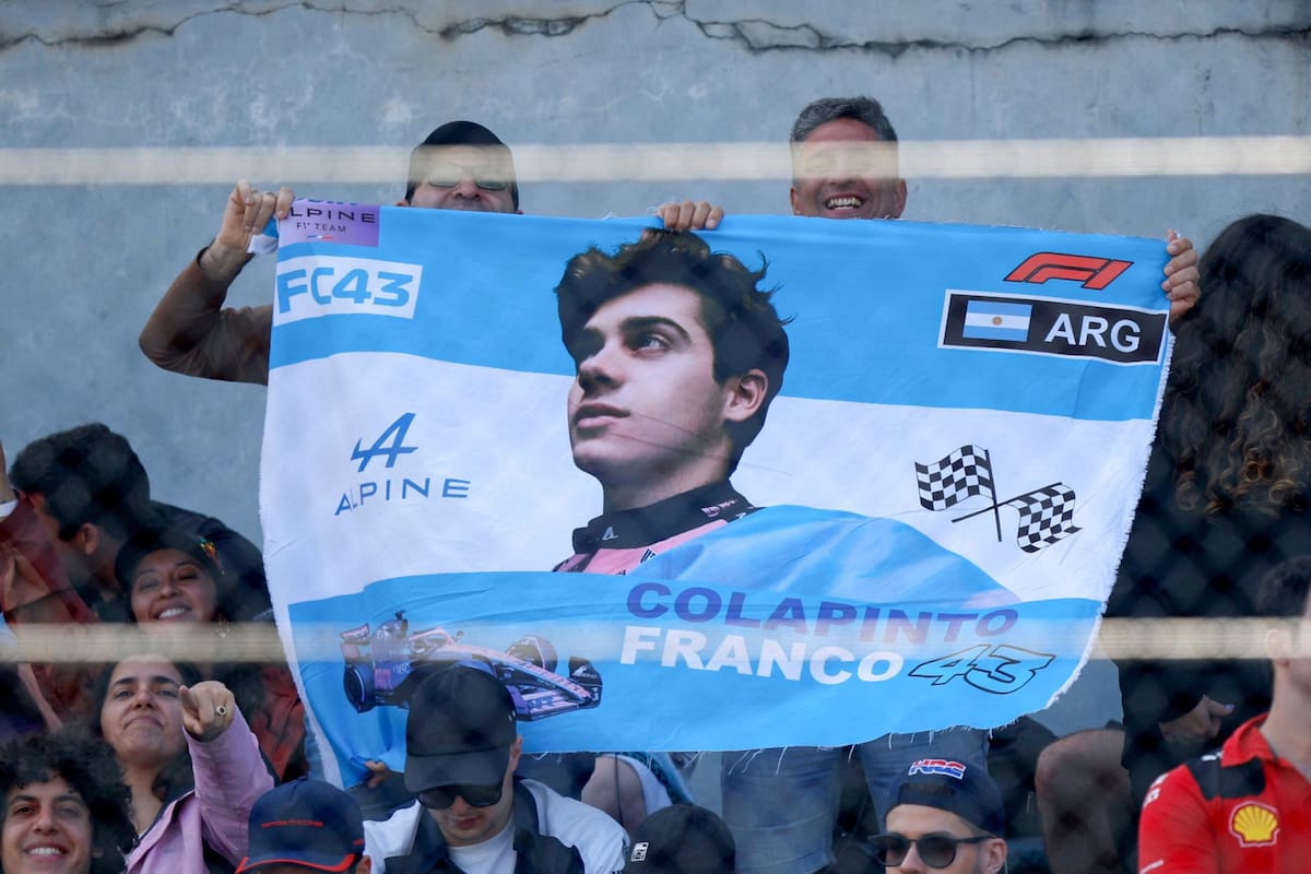 Una de las muchas banderas que los simpatizantes de Franco Colapinto llevaron al autódromo José Carlos Pace; hay un clima festivo entre los aficionads argentinos.