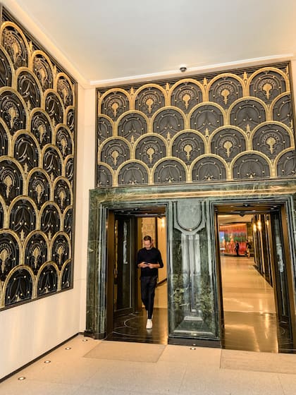 Una de las muchas entradas a la Galería Canalejas, donde no falta el mármol y detalles ornamentales.
