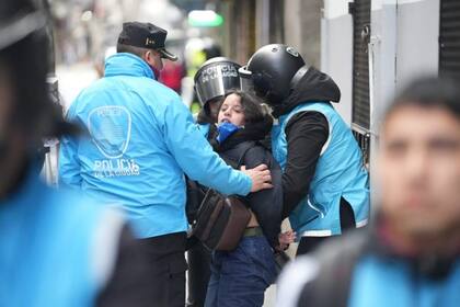 Una de las mujeres detenidas en la marcha de los jubilados