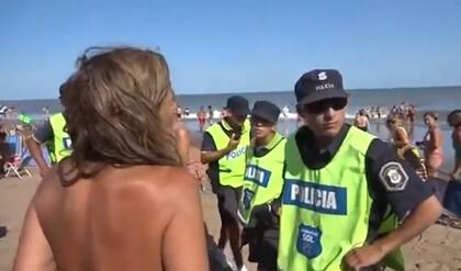 Una de las mujeres discutiendo con la policía