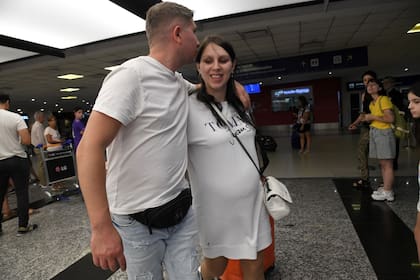 Una de las mujeres embarazadas rusas que entró al país la semana pasada luego de estar retenida en Ezeiza
