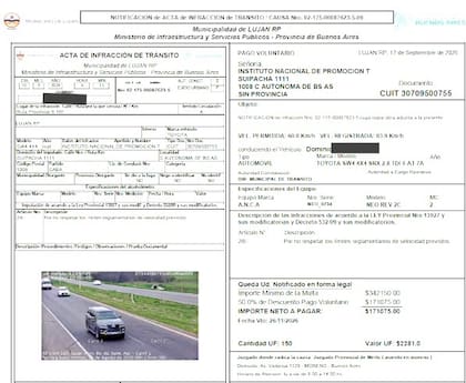 Una de las multas del auto oficial que usa Adorni, del 8 de agosto, cuando ya no era funcionario