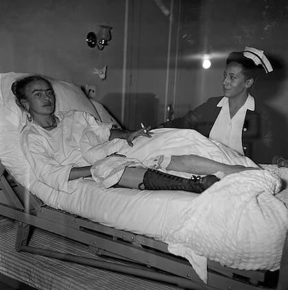 Una de las múltiples y largas hospitalizaciones que sufrió Frida Kahlo a lo largo de su vida, donde se ve la bota ortopédica en su pierna derecha