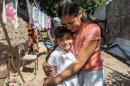 Una de las niñas beneficiarias del programa de Padrinazgo Educativo UNOXUNO, que permite que unos 800 chicos puedan terminar sus estudios, acompañando tanto a los niños como a sus familias.